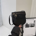 Klassische schwarze Vintage-Satteltasche aus glänzendem Kunstleder mit goldenem Verschluss - Schwarz