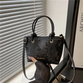 Minimalistische schwarze Tasche mit Schlangenhaut-Muster, Goldgriff und Schriftzug - Schwarz