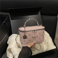 Bolso saco acolchado rosa con tachuelas, cadena de metal y colgante de rosa - Rosa