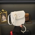 Minimalistische weiße Satteltasche aus Kunstleder mit glatter Optik und Gold-Hardware - Weiß