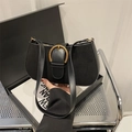 Elegante schwarze Halbmond-Umhängetasche mit mattem Leder und goldener Hufeisenschnalle - Schwarz