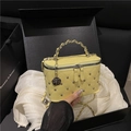 Bolso caja amarillo brillante con rombos, tachuelas, cadena y colgante de rosa - Amarillo