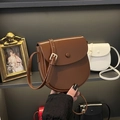 Klassische braune Vintage Satteltasche aus Glattleder mit rundem Schnallendetail - Braun