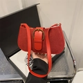 Rote Achseltasche aus Glatt- und Wildleder mit auffälliger Vintage-Messingschnalle - Rot