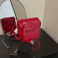 Schicke rote Vintage Satteltasche aus Glänzendem Leder mit goldener Schnalle - Rot