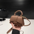 Braune Mini-Trapeztasche mit Webstruktur, Handgriff und Umhängeriemen für Damen - Braun