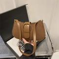 Vintage-Umhängetasche aus karamellbraunem Wildleder mit großer dekorativer Schnalle - Braun