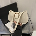Minimalistische beige Baguette-Tasche mit Schimmer-Textur und Vintage-Bronzeschnalle - Weiß
