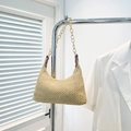 Elegante borsa a tracolla in paglia beige con catena dorata e design a mezzaluna - Marrone