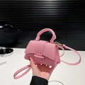 Mini-Handtasche in Rosa mit Flechtmuster, Umhängeriemen und goldenen Elementen - Rosa