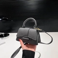 Trendige graue Handtasche aus Denim mit Goldbeschlägen und schmalem Umhängeriemen - Grau