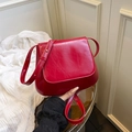 Borsa a sella rossa lucida con fibbia dorata e tracolla regolabile dal design vintage - Rosso