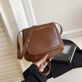 Borsa a sella vintage in pelle cerata marrone con patta e tracolla regolabile - Marrone