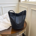 Bolso tipo cubo negro minimalista con patrón lichi y cadena plateada elegante - Negro