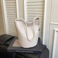 Bolso bombonera minimalista blanco roto en cuero granulado con colgante metálico chic - Blanco