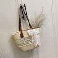 Sac fourre-tout en paille tissé à la main avec poignées en cuir brun et nœud en dentelle - Sac à Épaule Et Chapeau de Soleil / Blanc Cassé