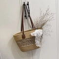 Sac fourre-tout en paille beige avec anses en cuir marron et nœud décoratif en dentelle - Sac à Épaule Et Chapeau de Soleil / Kaki