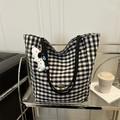Borsa tote in tela a scacchi bianca e nera con ciondolo a forma di cane in peluche carino - Con Ciondolo / Nero