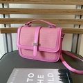 Detail der rosa Lederhandtasche mit Stoffstruktur und silbernem Streifen Metallschloss - Rosa