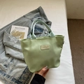 Minimalistische hellgrüne Nylon-Eimertasche mit FASHION-Label und breiten Griffen - Grün