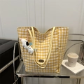 Borsa tote in tela a quadretti gialli e bianchi con un ciondolo a forma di cane di peluche - Con Ciondolo / Giallo