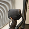 Elegante bolso de silla negro en cuero sintético liso con herrajes dorados - Negro