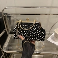 Bolso elegante de encaje negro con perlas blancas y correa de cadena dorada - Negro