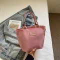 Modische rosa Nylon-Eimertasche mit Fashion-Logo und robustem Stoffgriff - Rosa