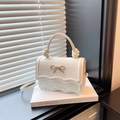 Sac bandoulière blanc en similicuir avec boucle nœud doré et bordure ondulée sur livres - Blanc