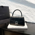 Bolso de mano minimalista en cuero negro brillante con cierre de giro ovalado plata - Negro