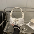 Borsa a mezzaluna bianca con fiocchi neri ricamati e ciondolo a cuore in metallo - Bianco
