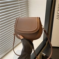 Bolso de montura en cuero marrón con correa ajustable y estilo retro minimalista chic - Marrón
