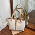 Minimalistische cremeweiße und beige PU-Leder Einkaufstasche mit Goldverschluss - Khaki