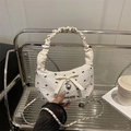 Borsa a cuscino bianca goffrata con stampe di fiocchi neri e ciondolo a cuore argento - Bianco