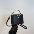Schicke schwarze Umhängetasche aus Leder mit goldenem V-Logo-Metallverschluss - Schwarz