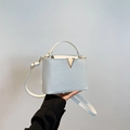 Trendige weiße Kunstledertasche mit stilvollem goldenem V-Metallbeschlag für Damen - Weiß