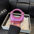 Mini-Halbmondtasche in Metallic-Pink mit Goldkette und integriertem Rundgriff - Rosa