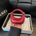 Schicke metallisch rote Halbmondtasche mit festem Rundgriff und goldener Kette - Rot