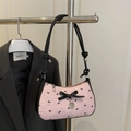 Borsa rosa sottobraccio con fiocchi neri, ciondolo a cuore e tessuto jacquard - Rosa