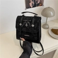 Minimalistischer schwarzer Rucksack mit Relief-Spitze, Schleife und Herzanhänger-Detail - Jacquard-Schleifen-Stil / Schwarz
