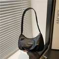 Borsa hobo nera a mezzaluna per donna con etichetta fashion e tracolla singola - Nero