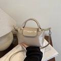 Bolso de mano minimalista en cuero charol beige con asa superior y correa de hombro - Caqui