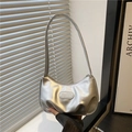 Elegante borsa hobo argento metallizzato da donna con tracolla e logo minimalista - Argento