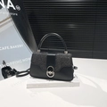 Elegante bolso bandolera de lentejuelas negras con cierre de plata y asa de cuero - Negro