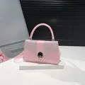 Bolso bandolera rosa con solapa brillante y cierre metálico plateado en forma de U - Rosa