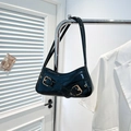 Bolso de hombro negro brillante con efecto cocodrilo y hebillas doradas de estilo retro - Negro