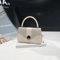 Bolso bandolera chic color crema con solapa brillante de strass plateados y asa superior - Blanco
