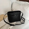 Minimalistische schwarze matte Eimertasche aus Leder mit Silberschnalle und Gurt - Schwarz