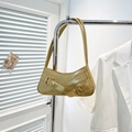 Bolso de hombro verde mostaza con efecto cocodrilo y hebilla dorada en percha metal - Dorado