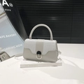 Elegante mini bolso cuadrado gris claro con brillo plateado y hebilla metálica - Plateado